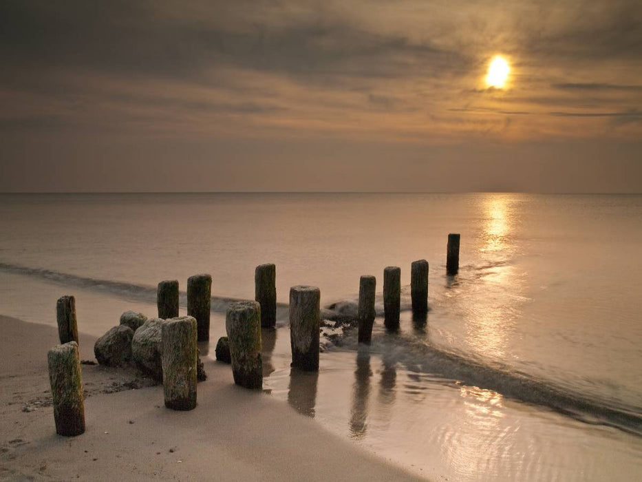 Buhnen an der Ostseeküste mit Sonnenuntergang - CALVENDO Foto-Puzzle'