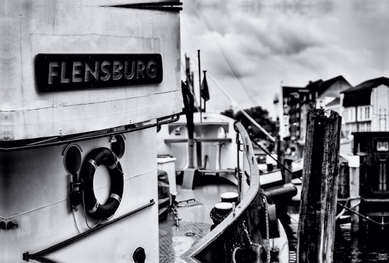 Premium Textil-Leinwand Schiff im Flensburger Hafen