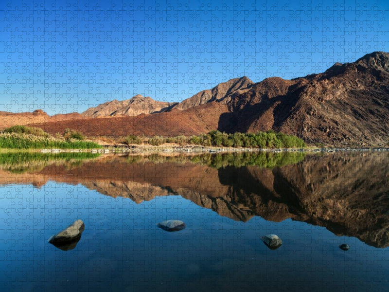 Afrikanischer Fluss mit Spiegelung in Namibia - CALVENDO Foto-Puzzle'