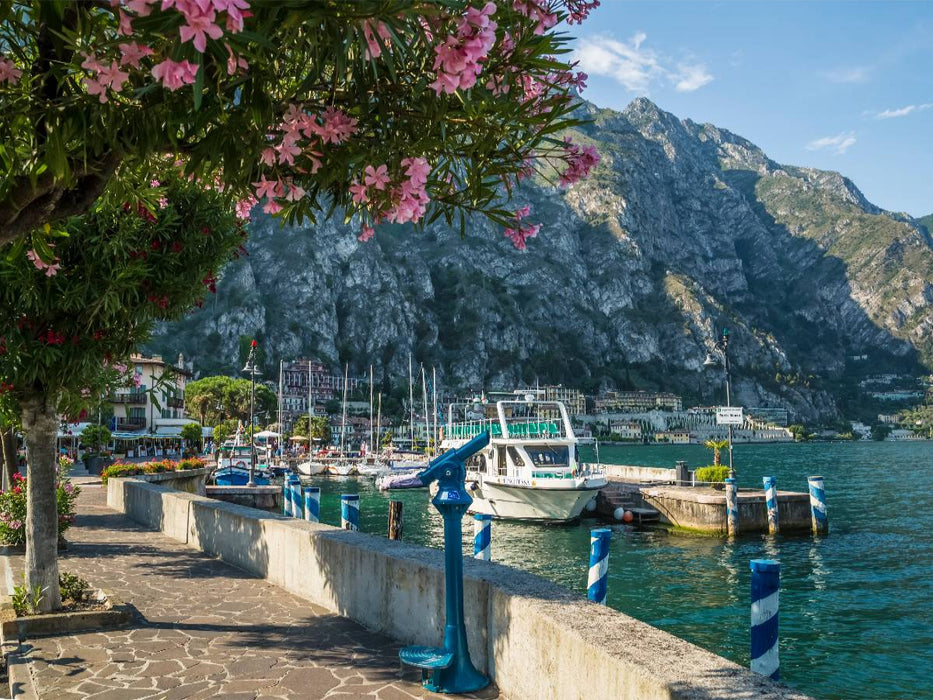 GARDASEE Hafen und Uferpromenade in Limone sul Garda - CALVENDO Foto-Puzzle'
