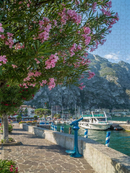GARDASEE Hafen und Uferpromenade in Limone sul Garda - CALVENDO Foto-Puzzle'