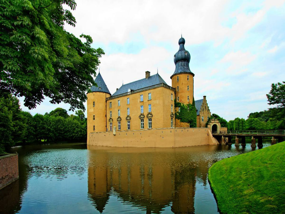 Die mehr als 900 Jahre alte Burg Gemen wird von einer mächtigen Gräfte umgeben - CALVENDO Foto-Puzzle'