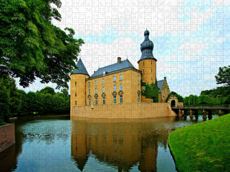 Die mehr als 900 Jahre alte Burg Gemen wird von einer mächtigen Gräfte umgeben - CALVENDO Foto-Puzzle'