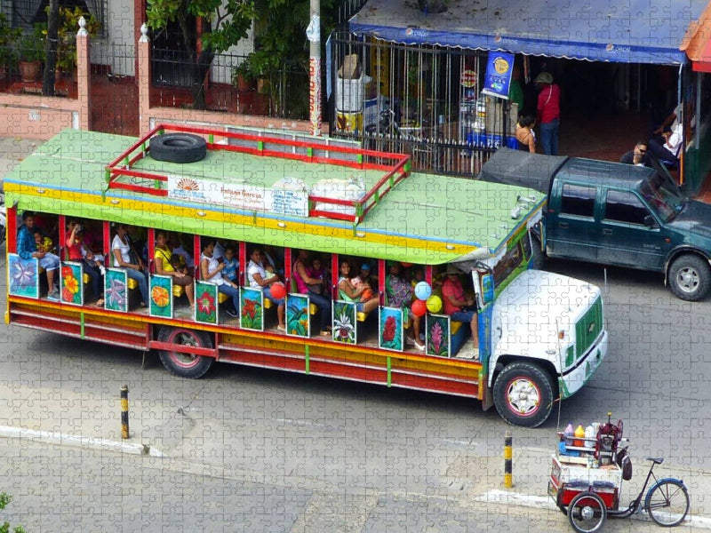 Bunter Bus in Cartagena, Kolumbien - CALVENDO Foto-Puzzle'