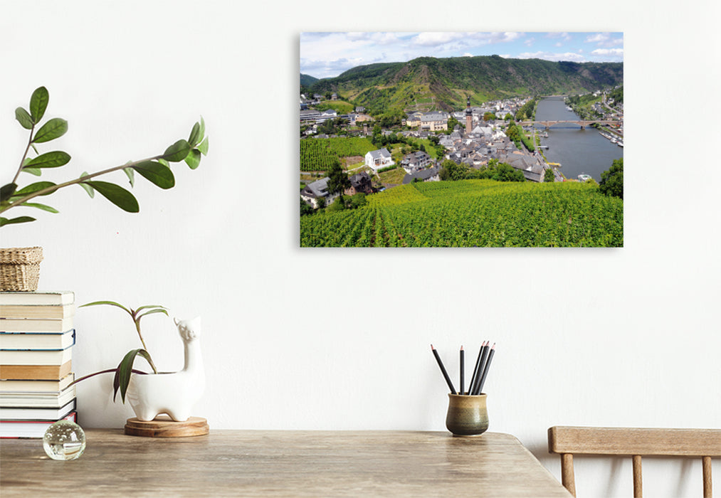 Premium Textil-Leinwand Premium Textil-Leinwand 90 cm x 60 cm quer Blick über die Stadt Cochem und Weinberge