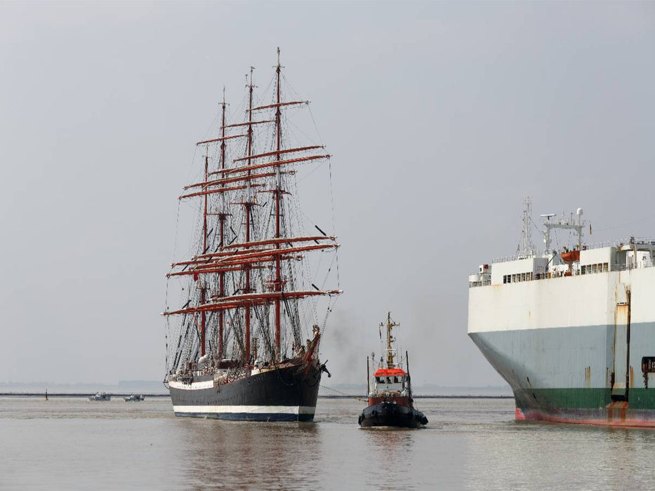 Viermastbark Sedov läuft in den Emder Hafen ein - CALVENDO Foto-Puzzle'