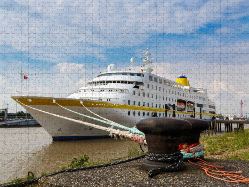 Kreuzfahrtschiff liegt vor Anker - CALVENDO Foto-Puzzle'