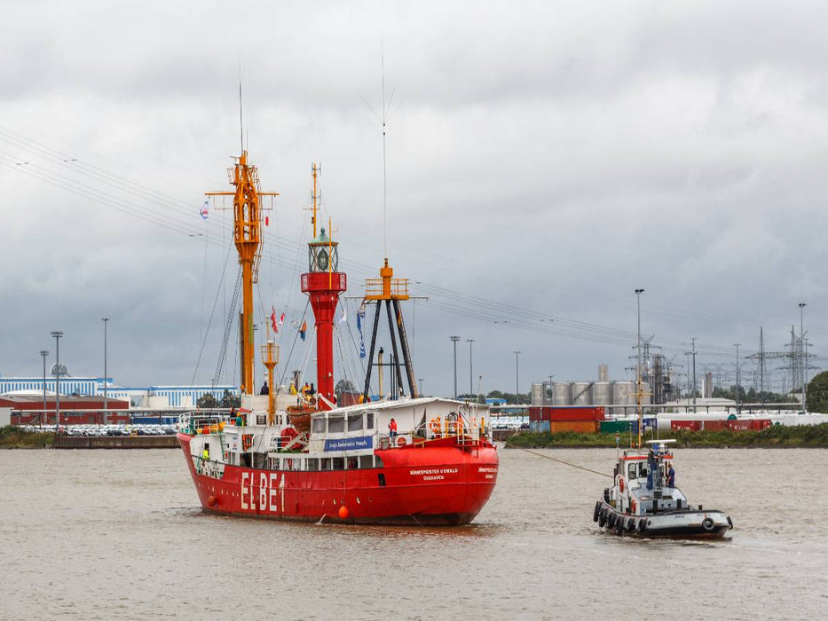Das Feuerschiff Elbe 1 wird von einem Schlepper gesteuert - CALVENDO Foto-Puzzle'