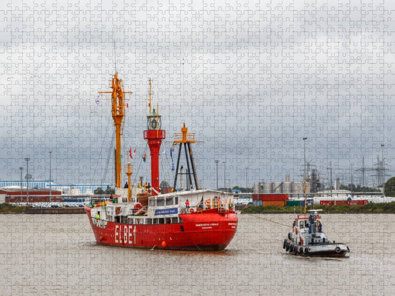 Das Feuerschiff Elbe 1 wird von einem Schlepper gesteuert - CALVENDO Foto-Puzzle'
