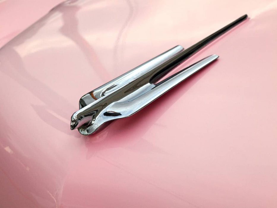 Kühlerfigur eines rosa Cadillac Fleetwood 1954, Bishop, Kalifornien, USA - CALVENDO Foto-Puzzle'