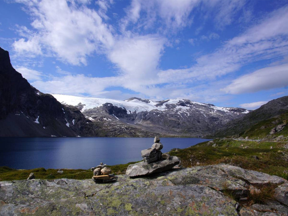 Aufgestapelte Varden vor einem Fjord - CALVENDO Foto-Puzzle'