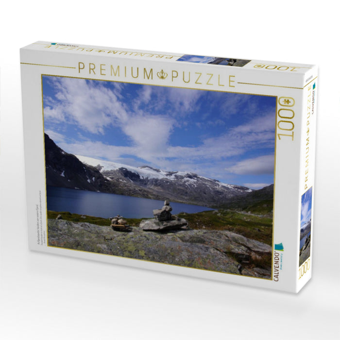 Aufgestapelte Varden vor einem Fjord - CALVENDO Foto-Puzzle'