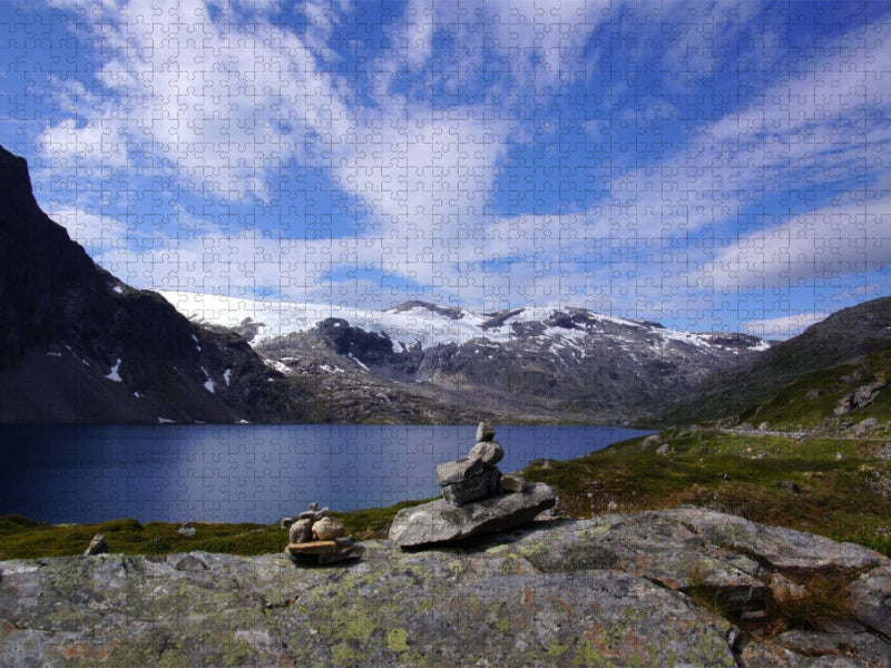 Aufgestapelte Varden vor einem Fjord - CALVENDO Foto-Puzzle'