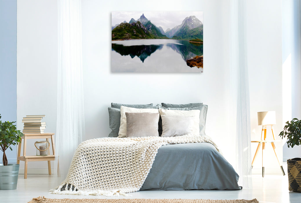 Premium Textil-Leinwand Premium Textil-Leinwand 120 cm x 80 cm quer Spiegelung der Berge im Fjord auf den Lofoten