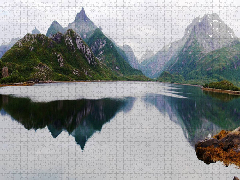 Spiegelung der Berge im Fjord auf den Lofoten - CALVENDO Foto-Puzzle'