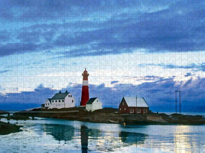 Norwegen: Leuchtturm in einer hellen Sommernacht 1000 Teile Puzzle quer - CALVENDO Foto-Puzzle'