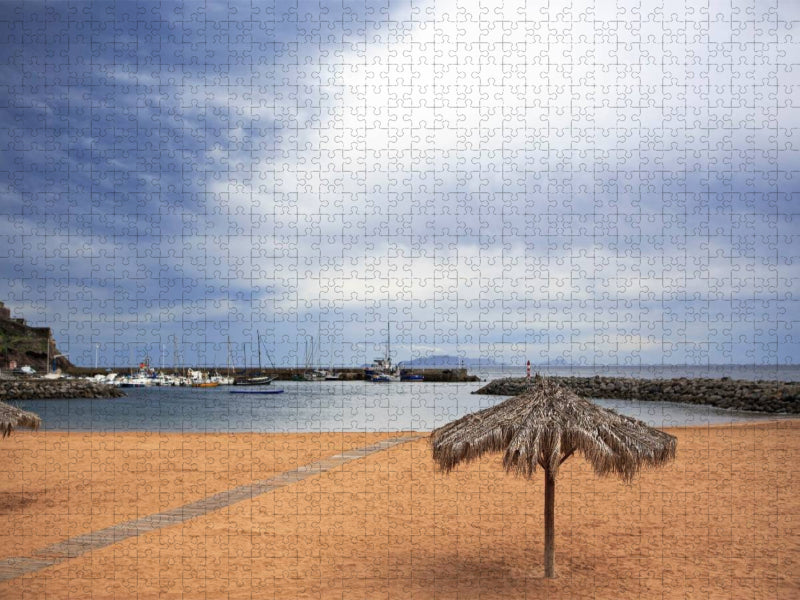 Gelber Strand in Machico - CALVENDO Foto-Puzzle'