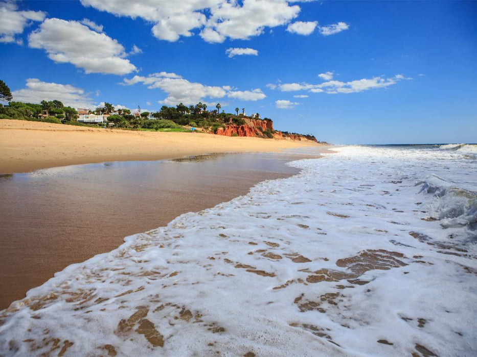 Ein Strand an der Algarve in der Nähe von Quarteira - CALVENDO Foto-Puzzle'