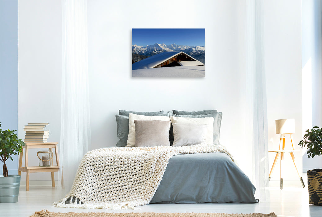 Toile textile haut de gamme Toile textile haut de gamme 120 cm x 80 cm paysage Conte de fées d'hiver - Cabane d'alpage enneigée - Eiger, Mönch, Jungfrau 