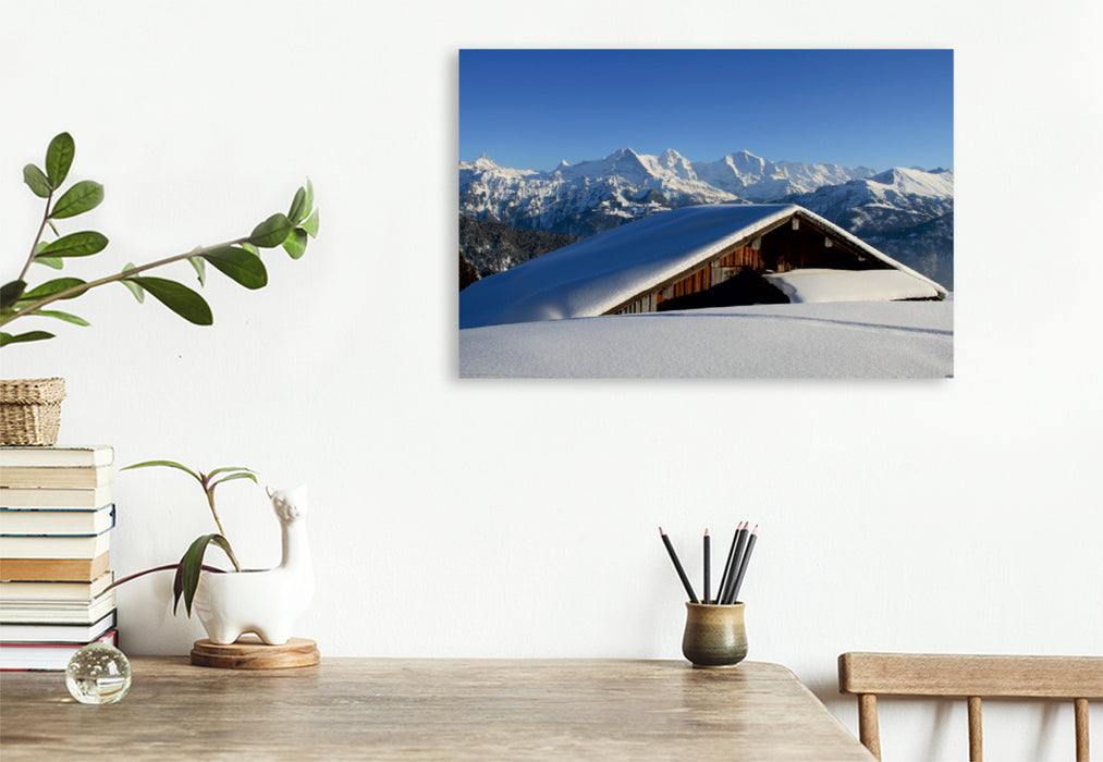 Toile textile haut de gamme Toile textile haut de gamme 120 cm x 80 cm paysage Conte de fées d'hiver - Cabane d'alpage enneigée - Eiger, Mönch, Jungfrau 