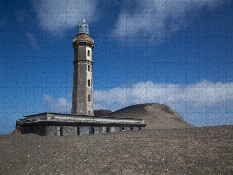 Von Asche verschütteter Leuchtturm - CALVENDO Foto-Puzzle'