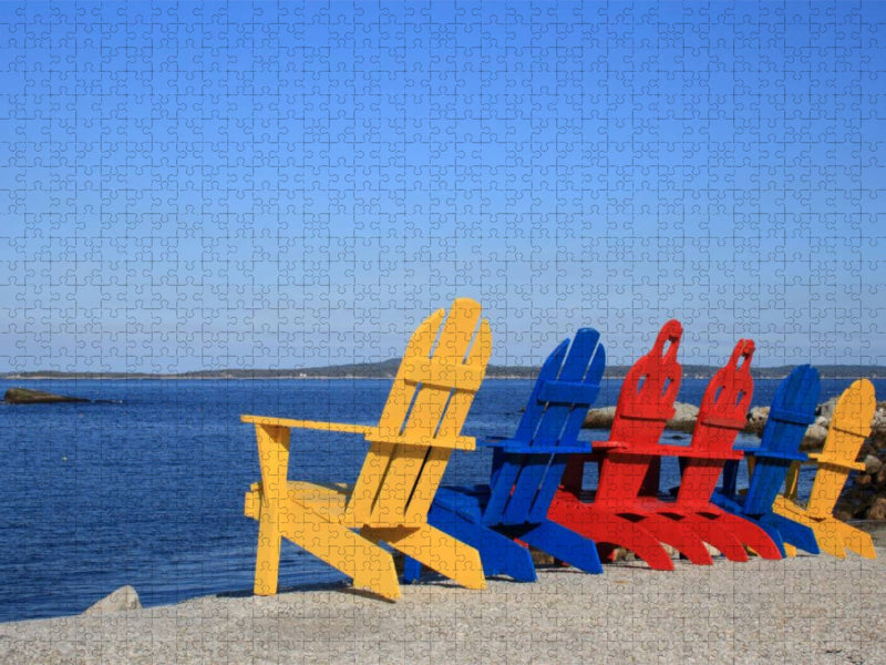 Farbige Stühle am Strand, Kanada - CALVENDO Foto-Puzzle'