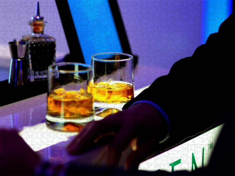 Cool Atmosphere - Whisky Gläser auf Bartheke - CALVENDO Foto-Puzzle'