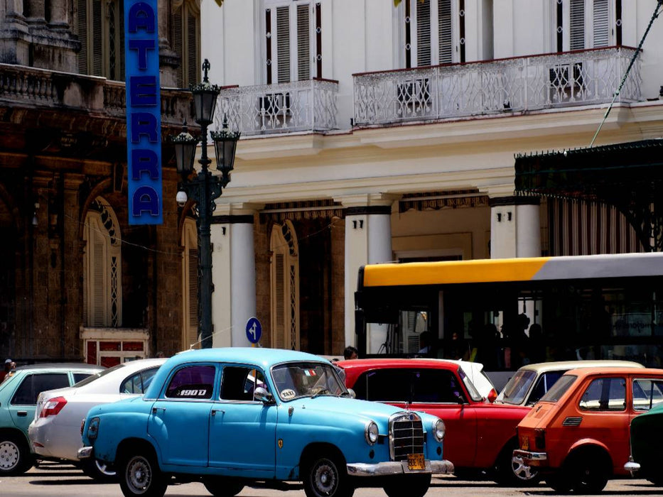 Der legendäre Mercedes 180 vor dem Hotel Inglaterra in Havanna - CALVENDO Foto-Puzzle'