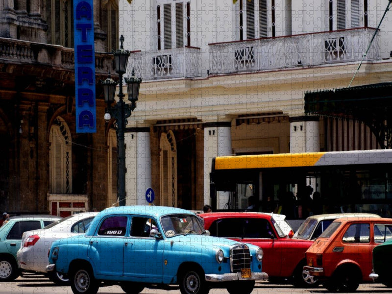 Der legendäre Mercedes 180 vor dem Hotel Inglaterra in Havanna - CALVENDO Foto-Puzzle'