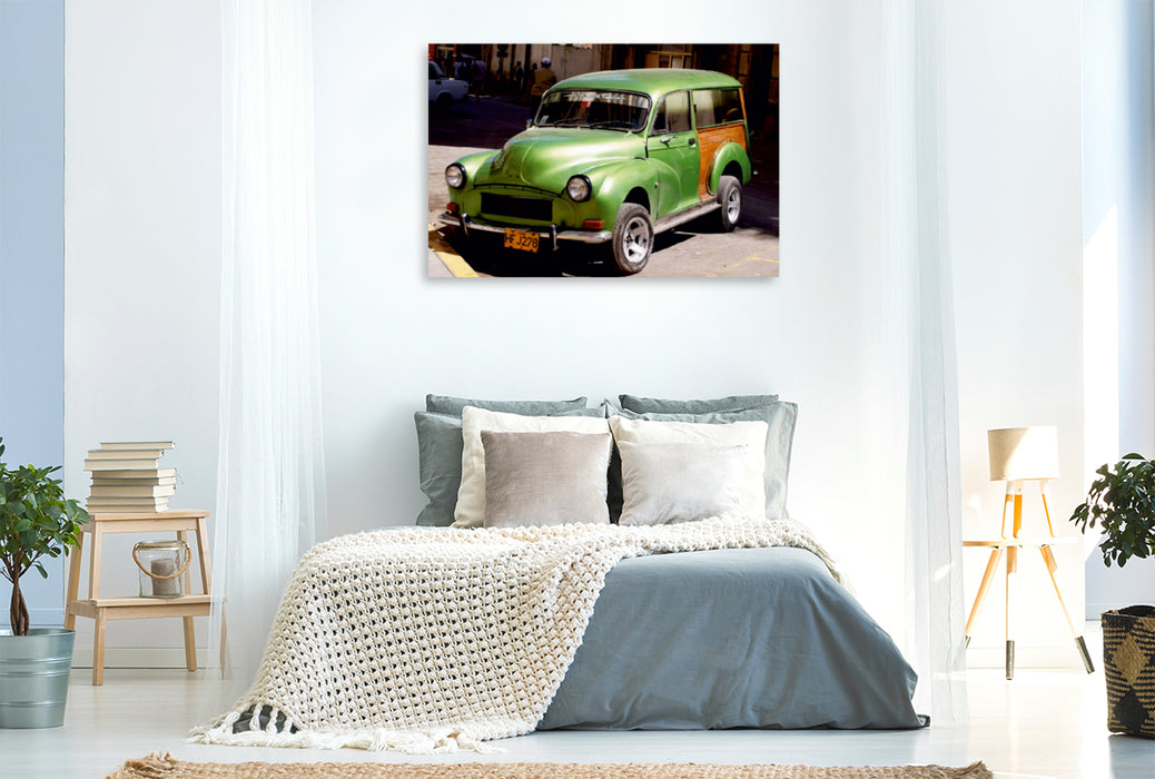 Premium Textil-Leinwand Premium Textil-Leinwand 120 cm x 80 cm quer Der britische Oldtimer Morris Traveller in Havanna