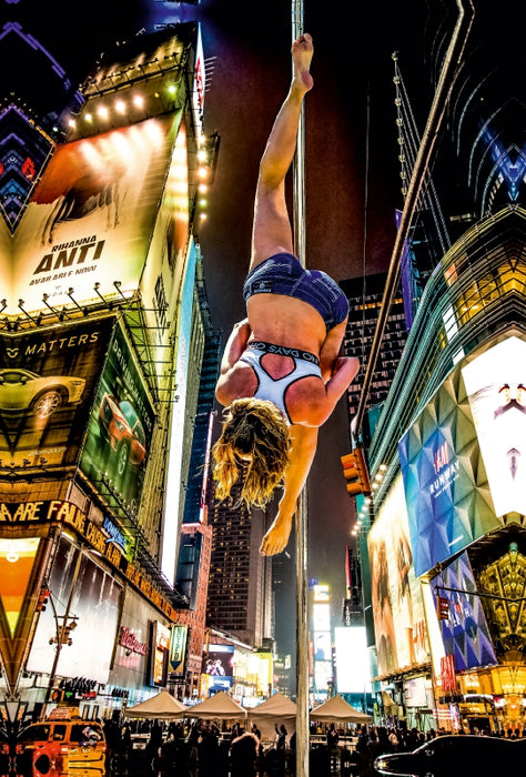 Premium Textil-Leinwand Premium Textil-Leinwand 80 cm x 120 cm  hoch Ein Motiv aus dem Kalender Poledance on the Streets of New York