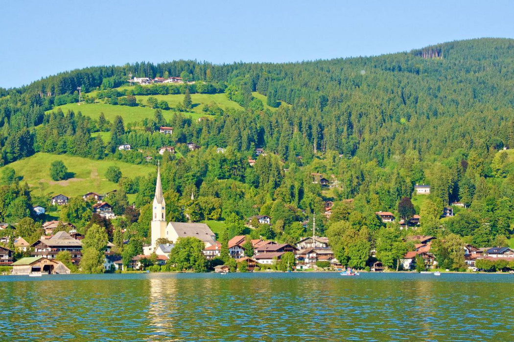 Premium Textil-Leinwand Kirche in Schliersee