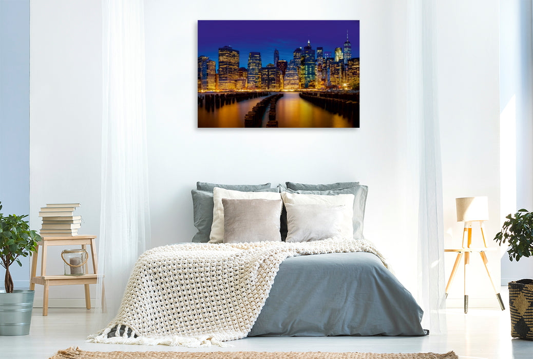 Premium Textil-Leinwand Premium Textil-Leinwand 120 cm x 80 cm quer MANHATTAN SKYLINE Idyllische Ansicht zur blauen Stunde