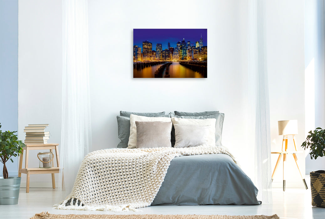 Premium Textil-Leinwand Premium Textil-Leinwand 120 cm x 80 cm quer MANHATTAN SKYLINE Idyllische Ansicht zur blauen Stunde