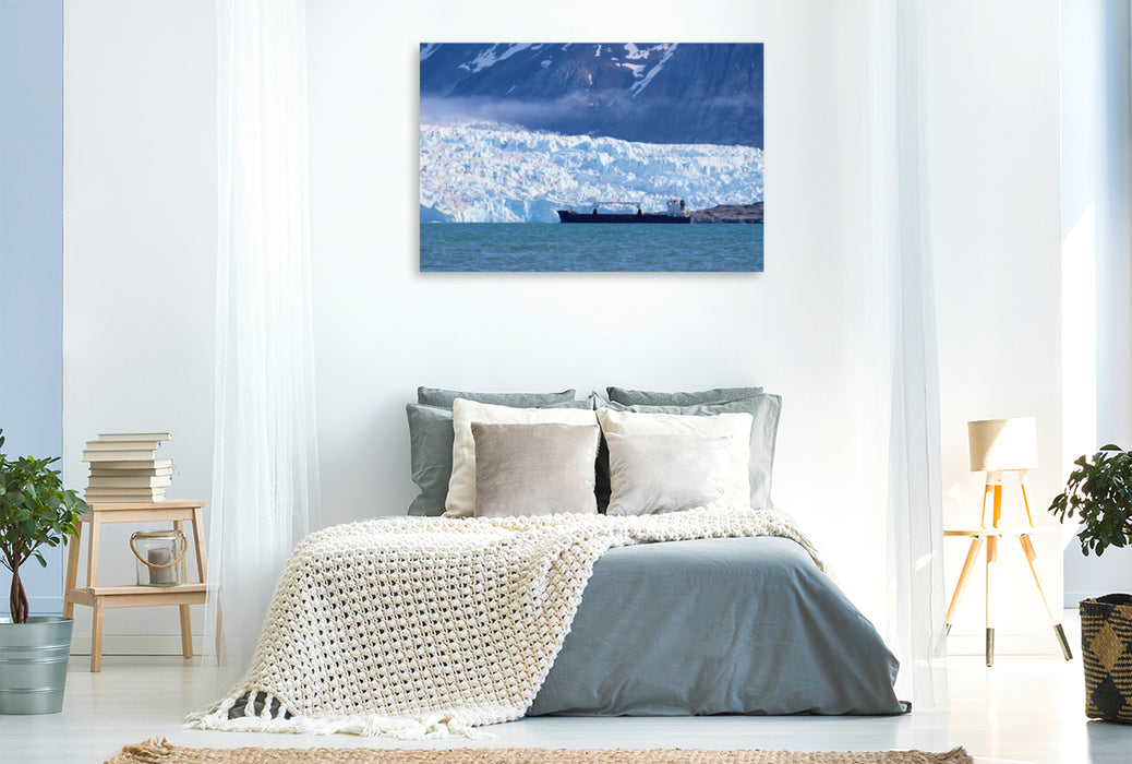 Premium Textil-Leinwand Premium Textil-Leinwand 120 cm x 80 cm quer Ein Frachter auf Reede vor einem Gletscher auf der Insel Spitzbergen