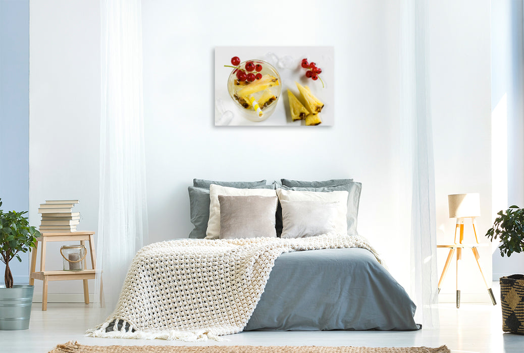 Premium Textil-Leinwand Premium Textil-Leinwand 120 cm x 80 cm quer Frisches Aromawasser mit Ananas und roter Johannisbeere
