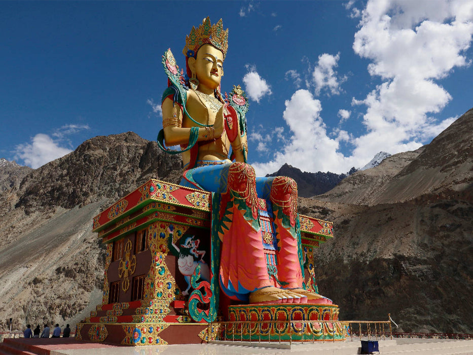 Statue of Maitreya Buddha (höhe ca. 32m) im Nubra-Tal - CALVENDO Foto-Puzzle'