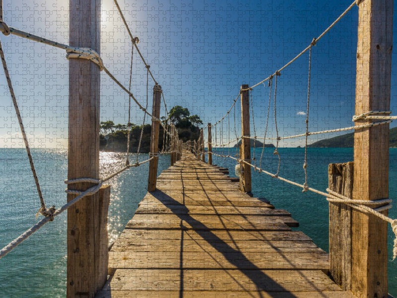 Zur kleinen Insel „Agios Sostis“ führt im Sommer ein langer Steg - CALVENDO Foto-Puzzle'