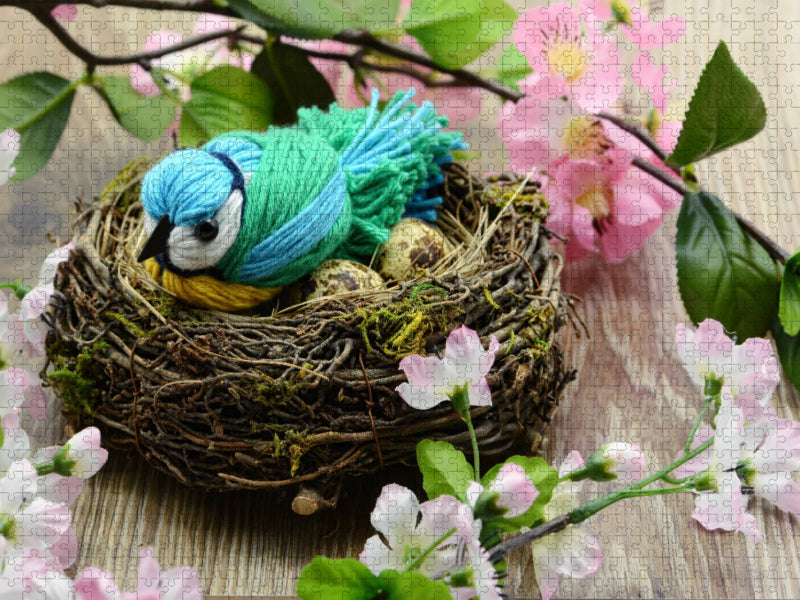 Gebastelte Blaumeise aus Wolle in einem Nest. - CALVENDO Foto-Puzzle'
