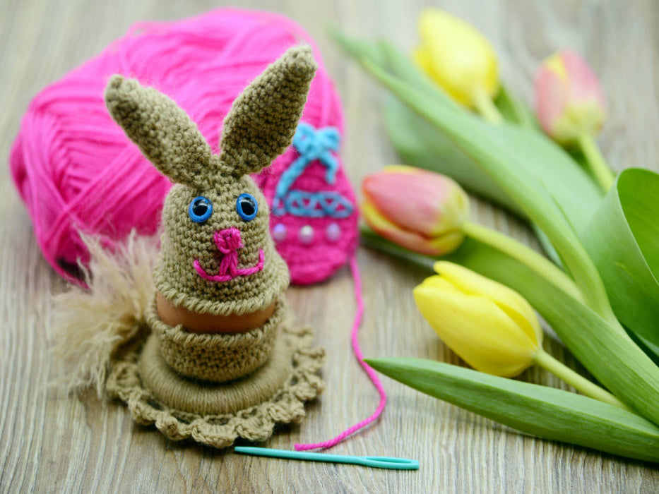 Niedlicher Osterhase als Eierbecher mit Häkelgarn und Strauß Tulpen - CALVENDO Foto-Puzzle'