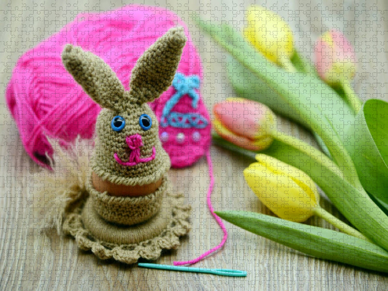 Niedlicher Osterhase als Eierbecher mit Häkelgarn und Strauß Tulpen - CALVENDO Foto-Puzzle'