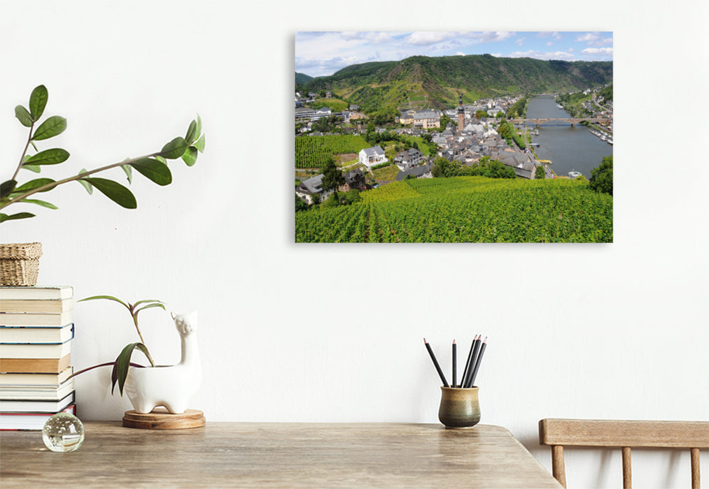 Premium Textil-Leinwand Premium Textil-Leinwand 75 cm x 50 cm quer Blick über die Mosel bei Cochem. Stadtansicht mit Weinbergen.