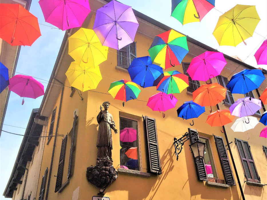 Arona am Lago Maggiore: Regenschirme im Sonnenlicht - CALVENDO Foto-Puzzle'