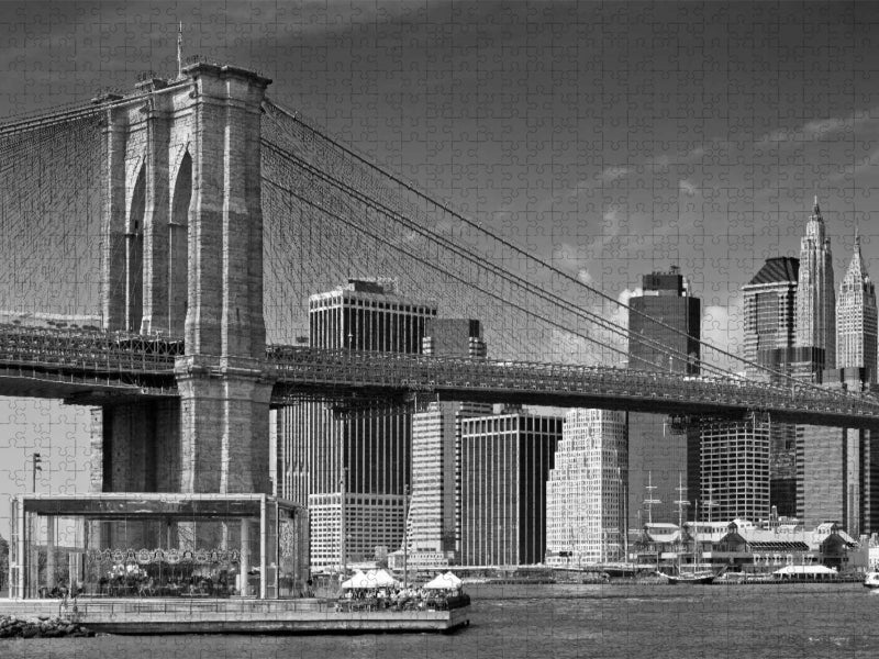 MANHATTAN SKYLINE & BROOKLYN BRIDGE Monochrom - CALVENDO Foto-Puzzle'