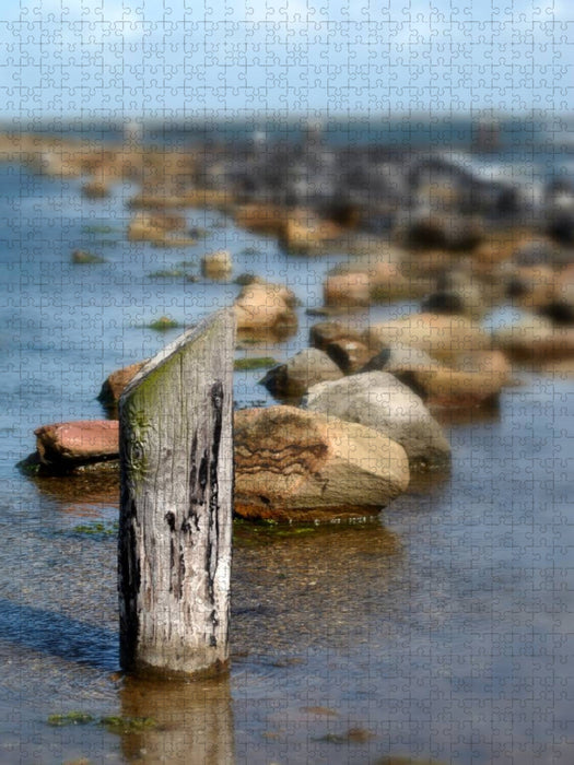 Pfahl und Steine in einem Gewässer - CALVENDO Foto-Puzzle'