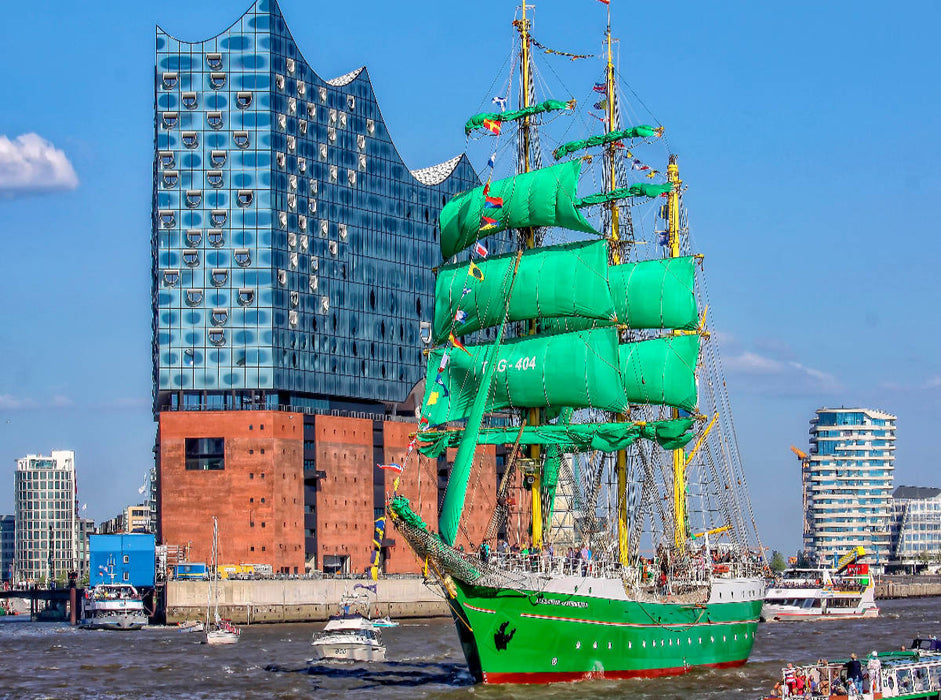 Hamburg Alexander von Humboldt II vor der neuen Elbphilharmonie - CALVENDO Foto-Puzzle'