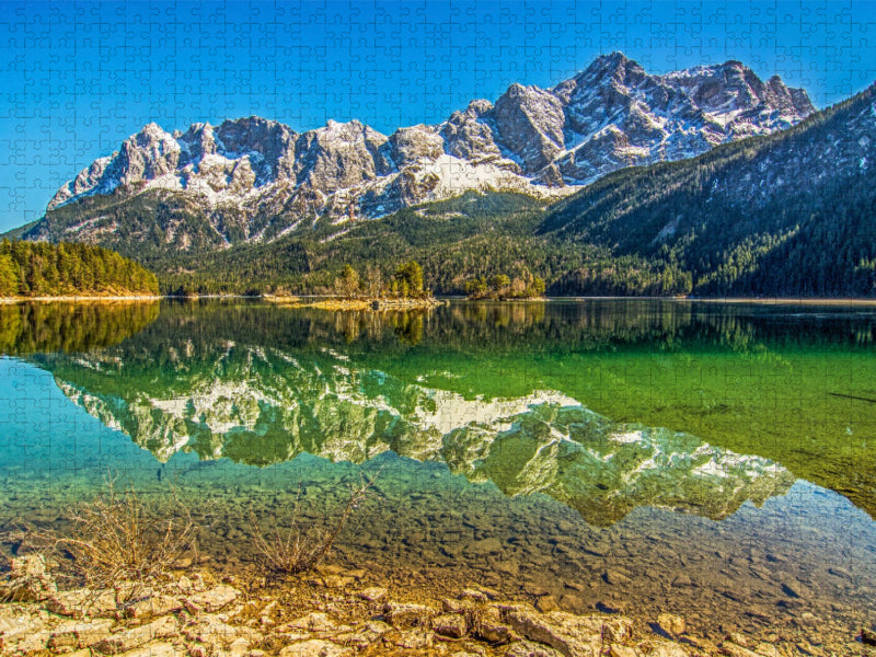 Das Wettersteingebirge spiegelt sich vollständig im Eibsee - CALVENDO Foto-Puzzle'