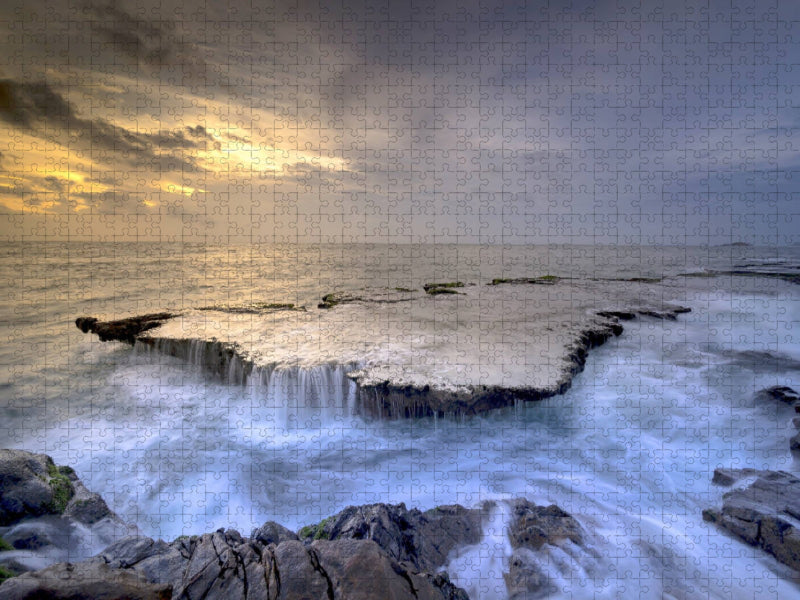 Steinige Küste in der Abendsonne - CALVENDO Foto-Puzzle'