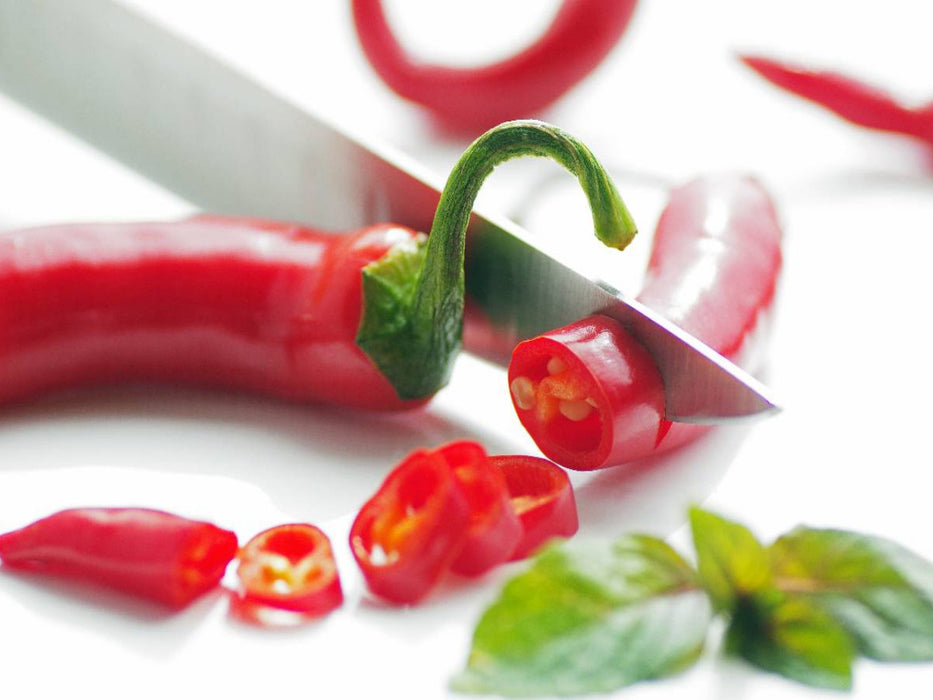 Rote Chili im Kontrast mit Kräutern - CALVENDO Foto-Puzzle'