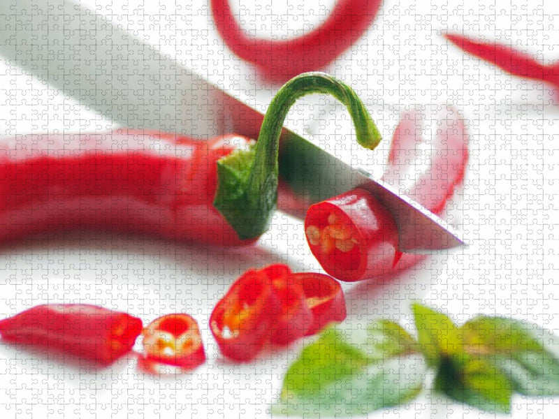 Rote Chili im Kontrast mit Kräutern - CALVENDO Foto-Puzzle'